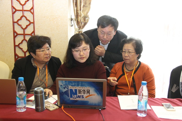 １３、国家卫生计生委计划生育家庭发展司原巡视员施春景（右一）、国家卫生计生委宣传司原巡视员、中国卫生计生政促会副秘书长王华宁（左一）在与媒体认真校对“听书记说”现场交流发言。吴琛　摄影　