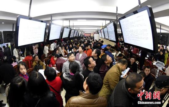 资料图：江西省新余市渝水区人力资源市场，挤满了前来应聘的求职者。周亮 摄