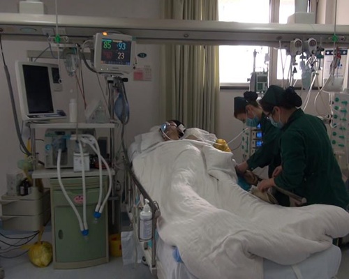 男童比酒昏迷不醒(网络配图)