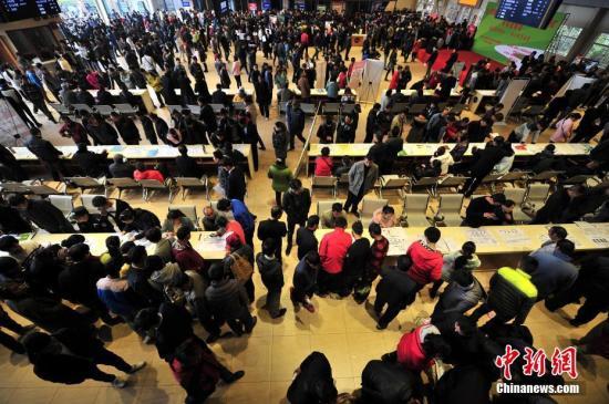 资料图：2月9日，昆明市南坝人力资源市场内人头攒动，求职者络绎不绝。中新社记者 刘冉阳 摄