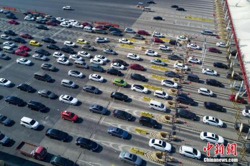 资料图 高速公路排队的车流 点击进入下一页
