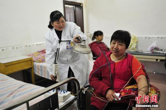 资料图 乡村医生在卫生室给村民看病。王康明 摄