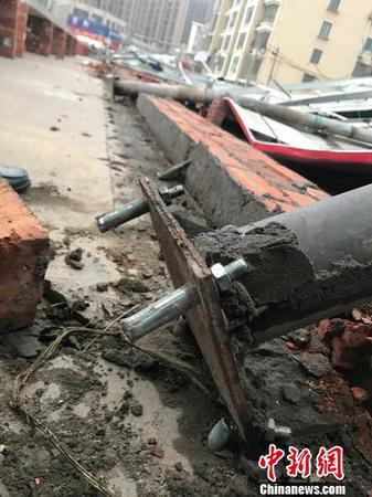 钢柱被连根拔起。　朱晓东 摄