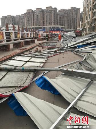 简易房被掀翻。　朱晓东 摄