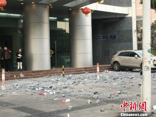 在无锡一大楼下，狂风扫过后一地的碎石块。　孙权 摄