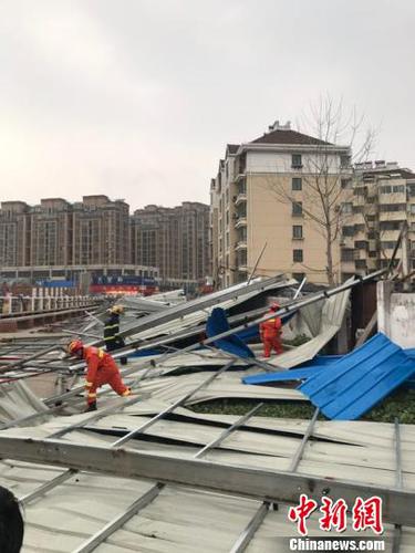 狂风过后，消防官兵正在盐城阜宁城南清理现场?！≈煜?摄