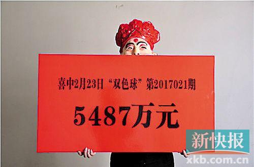 兑奖时,5525万元大奖得主戴上福彩中心事先准备的面具,竖起羽绒服毛领,将自己遮挡得严严实实,任由现场记者拍照。