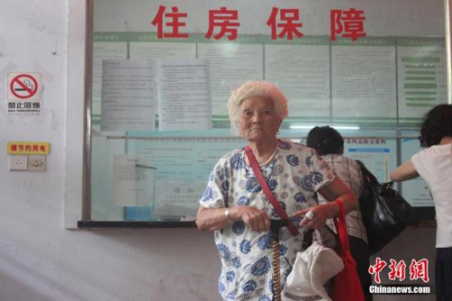 资料图：郑州市公共租赁住房向社会公开轮候供应，符合条件的市民满怀期待。 马义恒 摄