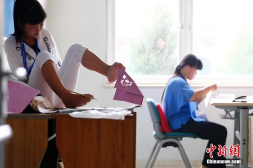 资料图。图为正在参加残疾人职业技能竞赛的选手。<a target='_blank' href='http://www.chinanews.com/'>中新社</a>发 富田 摄