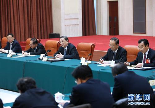 3月4日，中共中央政治局常委、全国政协主席俞正声看望出席全国政协十二届四次会议的医药卫生界委员并参加讨论。新华社记者 庞兴雷 摄 图片来源：新华网