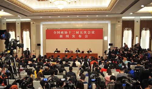 3月2日，全国政协十二届五次会议新闻发布会在北京人民大会堂举行。图为新闻发布会现场。