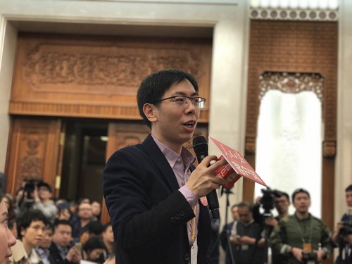 图为人民日报记者提问 图为人民日报记者提问