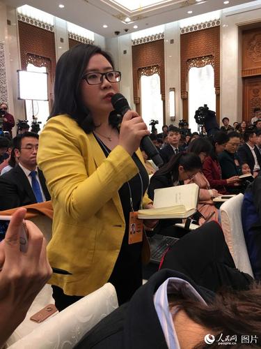 图为团结报记者提问 图为团结报记者提问