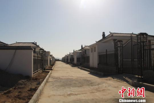 图为“农村危房改造惠民工程”后，甘肃省庆城县杨塬村村貌。庆城县委外宣办供