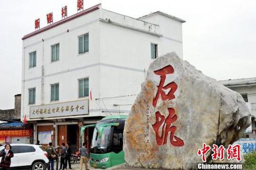 石坑屯　周金有　摄