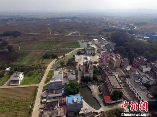 航拍秀气的石坑屯?！〗┝?摄