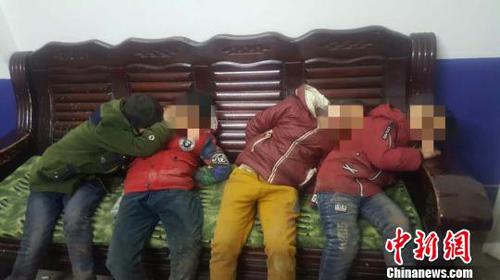 图为四个孩子在椅子上睡着了?！∶偬峁?摄