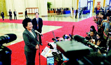 3月3日，中国人民政治协商会议第十二届全国委员会第五次会议开幕前，人民大会堂北大厅的“部长通道”开启，列席全国两会的国务院各部门主要负责人坦诚回答媒体记者提出的问题。图为国务院侨务办公室主任裘援平接受采访。    本报记者齐波摄