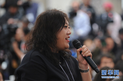 图为法制日报记者提问。