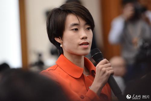 十二届全国人大五次会议于3月4日上午11时在人民大会堂新闻发布厅举行新闻发布会，由大会发言人傅莹就大会议程和人大工作相关的问题回答中外记者的提问。图为经济日报社记者提问。人民网记者 张启川 摄