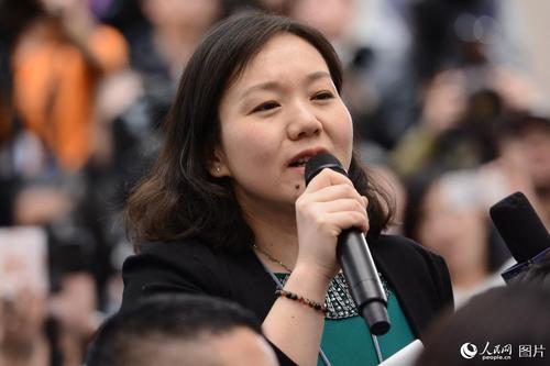 十二届全国人大五次会议于3月4日上午11时在人民大会堂新闻发布厅举行新闻发布会，由大会发言人傅莹就大会议程和人大工作相关的问题回答中外记者的提问。图为新华社记者提问。人民网记者 张启川 摄