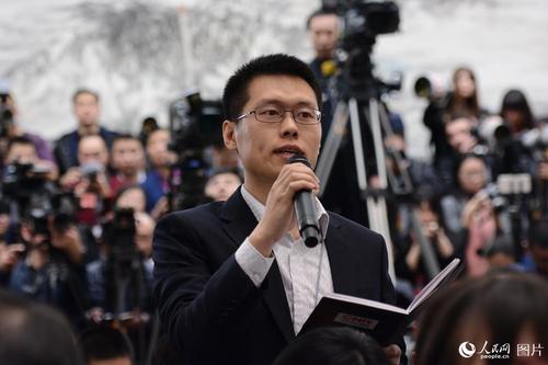 十二届全国人大五次会议于3月4日上午11时在人民大会堂新闻发布厅举行新闻发布会，由大会发言人傅莹就大会议程和人大工作相关的问题回答中外记者的提问。图为中央人民广播电台记者提问。人民网记者 张启川 摄