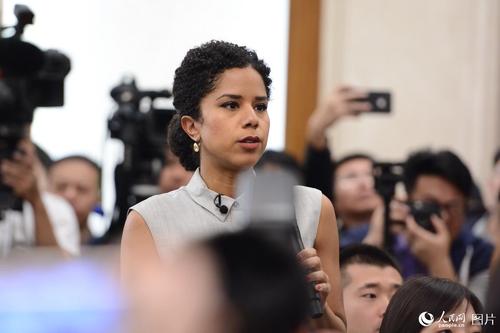 十二届全国人大五次会议于3月4日上午11时在人民大会堂新闻发布厅举行新闻发布会，由大会发言人傅莹就大会议程和人大工作相关的问题回答中外记者的提问。图为哥伦比亚广播公司记者提问。人民网记者 张启川 摄