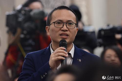 十二届全国人大五次会议于3月4日上午11时在人民大会堂新闻发布厅举行新闻发布会，由大会发言人傅莹就大会议程和人大工作相关的问题回答中外记者的提问。图为人民日报记者提问。人民网记者 张启川 摄