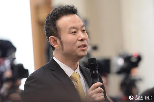 十二届全国人大五次会议于3月4日上午11时在人民大会堂新闻发布厅举行新闻发布会，由大会发言人傅莹就大会议程和人大工作相关的问题回答中外记者的提问。图为中央电视台记者提问。人民网记者 张启川 摄