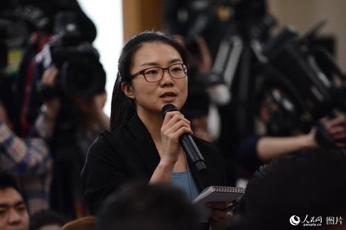 十二届全国人大五次会议于3月4日上午11时在人民大会堂新闻发布厅举行新闻发布会，由大会发言人傅莹就大会议程和人大工作相关的问题回答中外记者的提问。图为中国日报记者提问。人民网记者 张启川 摄