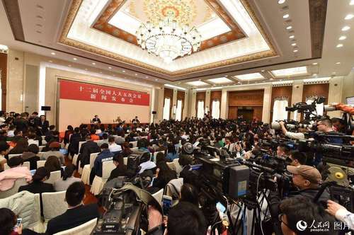 十二届全国人大五次会议于3月4日上午11时在人民大会堂新闻发布厅举行新闻发布会，由大会发言人傅莹就大会议程和人大工作相关的问题回答中外记者的提问。人民网记者 翁奇羽 摄