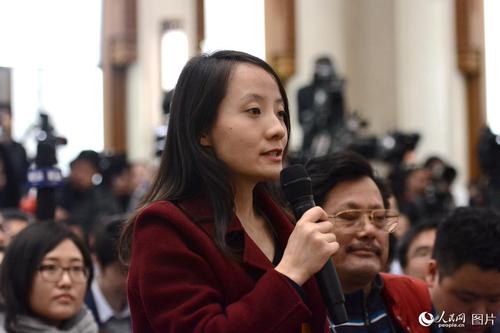 十二届全国人大五次会议于3月4日上午11时在人民大会堂新闻发布厅举行新闻发布会，由大会发言人傅莹就大会议程和人大工作相关的问题回答中外记者的提问。图为南方都市报记者提问。人民网记者 张启川 摄