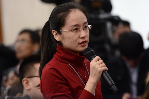 十二届全国人大五次会议于3月4日上午11时在人民大会堂新闻发布厅举行新闻发布会，由大会发言人傅莹就大会议程和人大工作相关的问题回答中外记者的提问。图为光明日报融媒体记者提问。人民网记者 张启川 摄