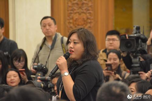 十二届全国人大五次会议于3月4日上午11时在人民大会堂新闻发布厅举行新闻发布会，由大会发言人傅莹就大会议程和人大工作相关的问题回答中外记者的提问。图为法制日报记者提问。人民网记者 李彤 摄