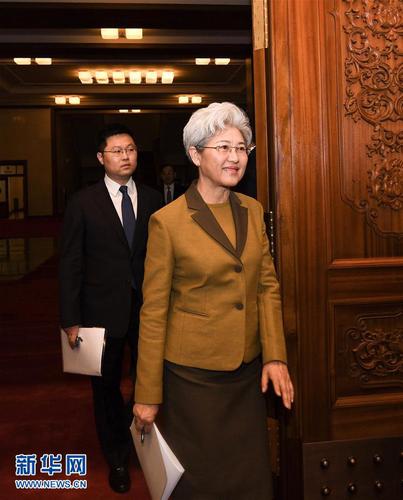 3月4日，十二届全国人大五次会议在北京人民大会堂举行新闻发布会。大会发言人傅莹就大会议程和人大工作相关的问题回答中外记者的提问。这是傅莹步入发布会会场。新华社记者 陈晔华 摄