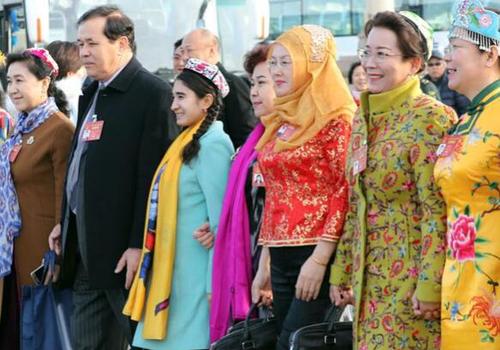 图为代表走向会场