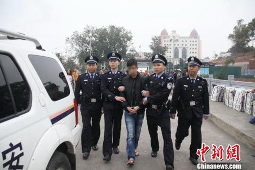 图为将网上追捕逃犯押回审讯?！』谱?摄
