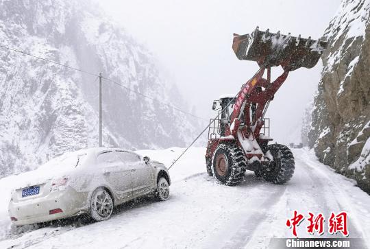图为武警交通第二支队六中队官兵利用机械实施救援 王毅凯 摄 图为武警交通第二支队六中队官兵利用机械实施救援 王毅凯 摄