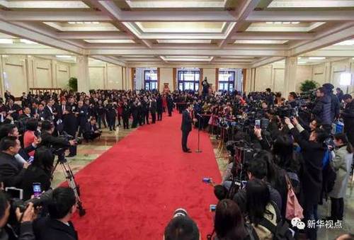 部长接受记者采访时的“盛况” 部长接受记者采访时的“盛况”