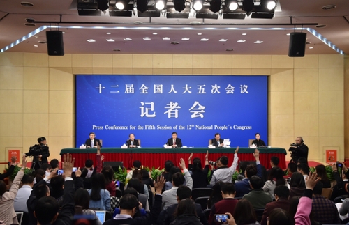 3月6日，十二届全国人大五次会议新闻中心举行记者会，邀请国家发展和改革委员会主任何立峰、副主任张勇、副主任宁吉喆就“经济社会发展与宏观调控”的相关问题回答中外记者的提问。新华社记者 李鑫摄