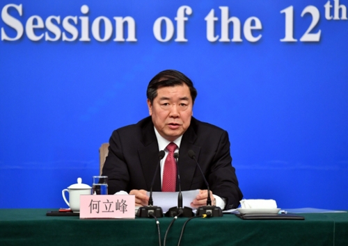 3月6日，十二届全国人大五次会议新闻中心举行记者会，邀请国家发展和改革委员会主任何立峰、副主任张勇、副主任宁吉喆就“经济社会发展与宏观调控”的相关问题回答中外记者的提问。这是何立峰在回答记者提问。