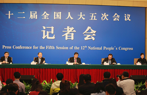 3月6日，十二届全国人大五次会议举行记者会，邀请国家发展和改革委员会主任何立峰、副主任张勇、副主任宁吉喆就“经济社会发展与宏观调控”的相关问题回答中外记者的提问。_副本