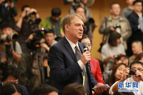 图为彭博新闻社记者提问 图为彭博新闻社记者提问