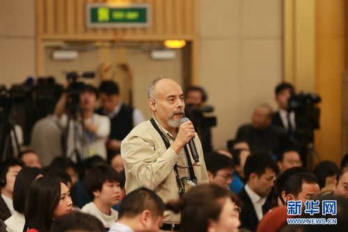 图为美国国际广播电台记者提问