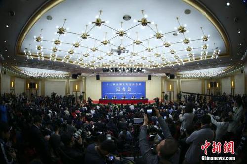 3月6日，十二届全国人大五次会议举行记者会，邀请国家发展和改革委员会主任何立峰、副主任张勇、副主任宁吉喆就“经济社会发展与宏观调控”的相关问题回答中外记者的提问。<a target='_blank' href='http://www.chinanews.com/'>中新社</a>记者 盛佳鹏 摄