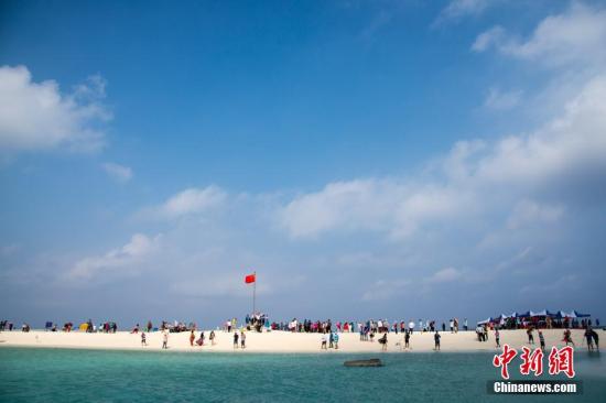近日，<a target='_blank' href='http://www.chinanews.com/'>中新社</a>记者随新投入西沙生态旅游航线运营的“长乐公主”游轮，进入西沙群岛永乐环礁，探访风景如画的西沙海域。图为全富岛风光。<a target='_blank' href='http://www.chinanews.com/'>中新社</a>记者 洪坚鹏 摄