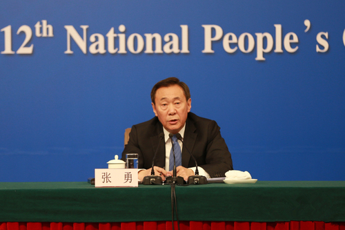 图为张勇在发布会上回答记者提问。_副本