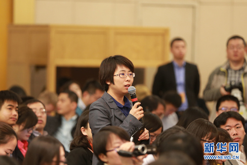 图为新华社记者提问。