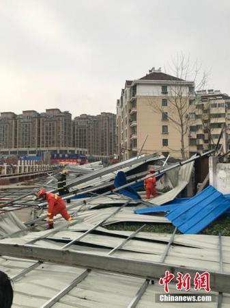 3月1日下午，江苏省大部分地区刮起10级狂风，部分地区出现强对流天气下起了冰雹，大风已致盐城阜宁2死22伤，无锡有一位伤者送医时已经死亡。南京、溧水、阜宁等地已将大风黄色预警升级为大风橙色预警。图为阜宁县城一处简易房被掀翻。朱晓东 摄