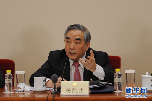 　3月6日，全国政协十二届五次会议在北京人民大会堂新闻发布厅召开记者会，邀请5位全国政协委员就深入推进“三去一降一补”、深入推进农业供给侧结构性改革、着力振兴实体经济、防范金融风险、推进“一带一路”建设等回答记者提问。图为全国政协委员杨凯生回答记者提问。